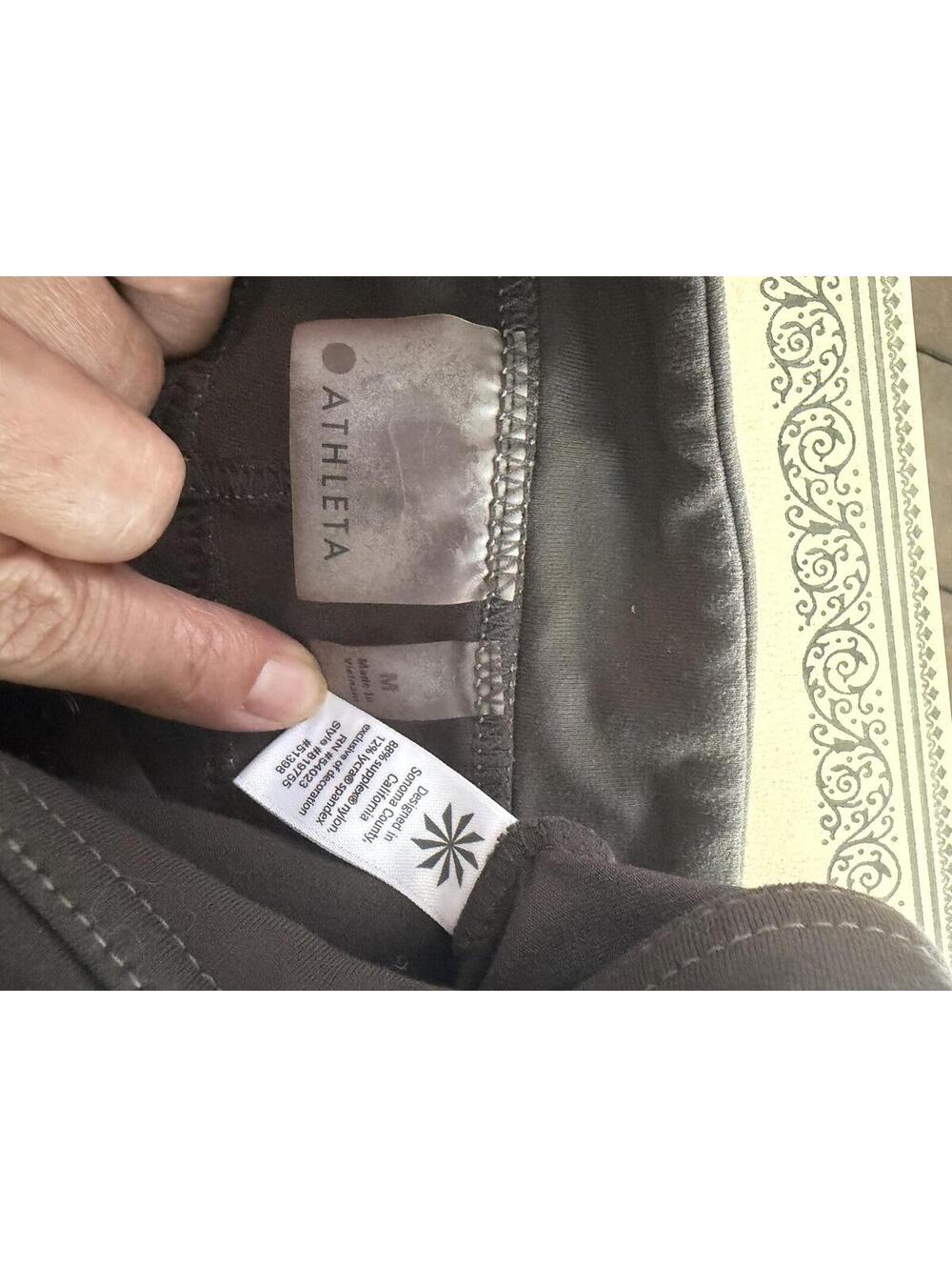 Athleta Olive Athletic Hiking Shorts Size M - Picture 4 of 4